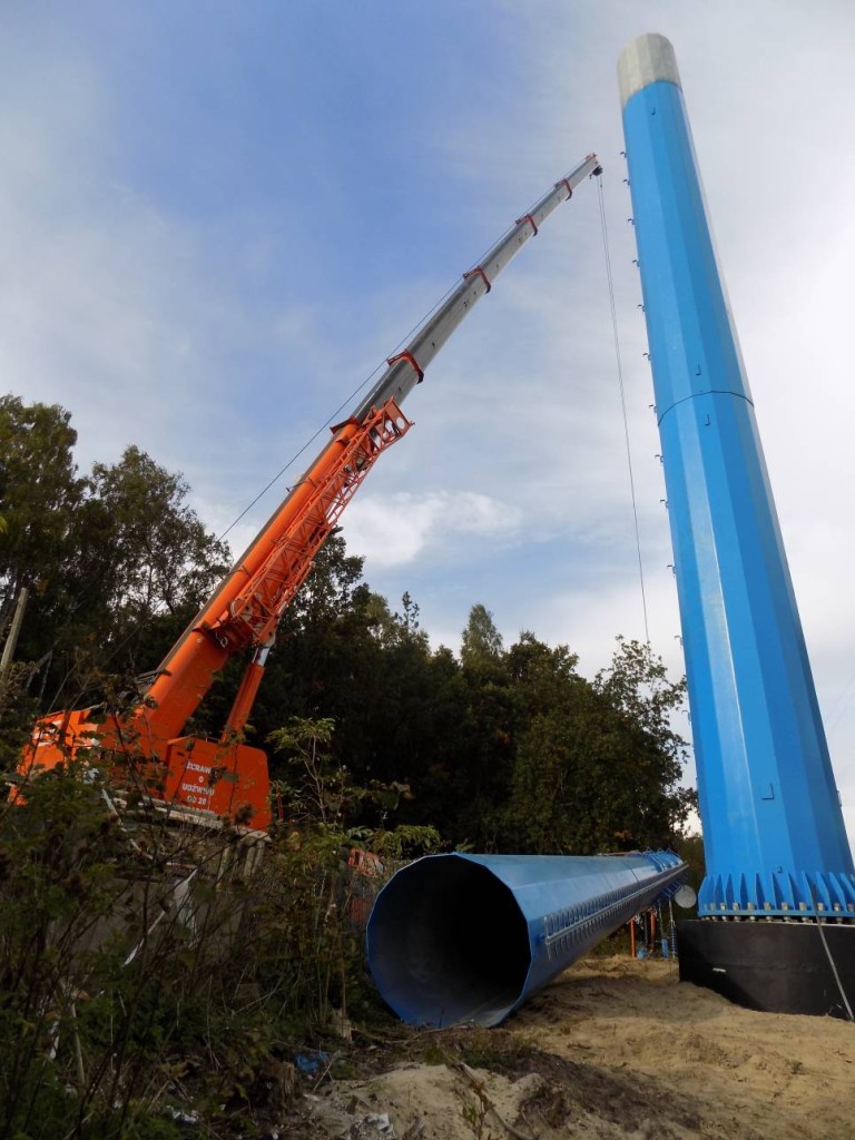 Żuraw samojezdny Demag AC120-1 o udźwigu 140 ton podczas montażu słupów energetycznych.