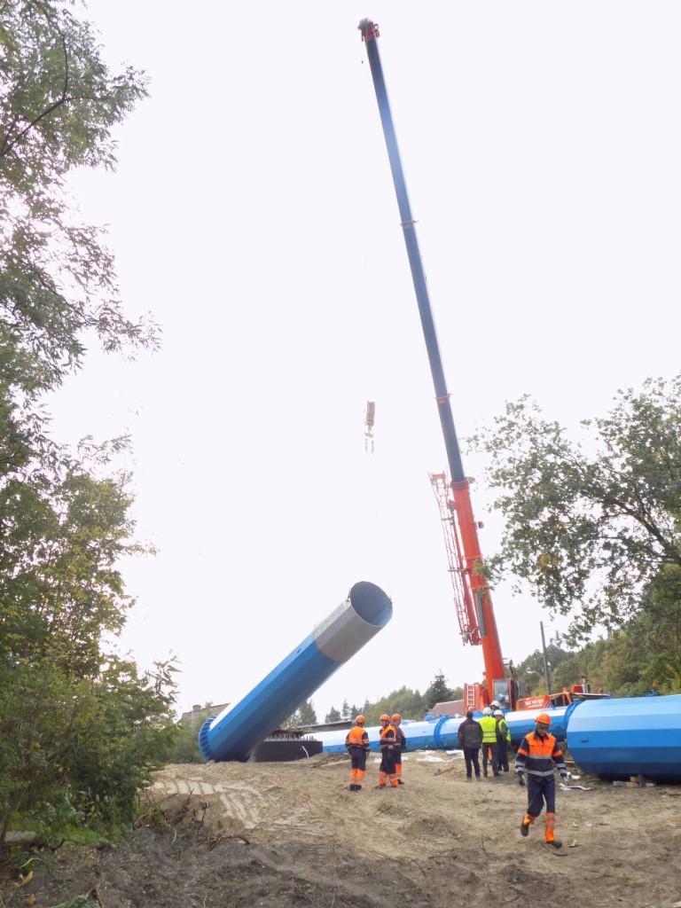Żuraw samojezdny Demag AC120-1 o udźwigu 140 ton podczas montażu słupów energetycznych.