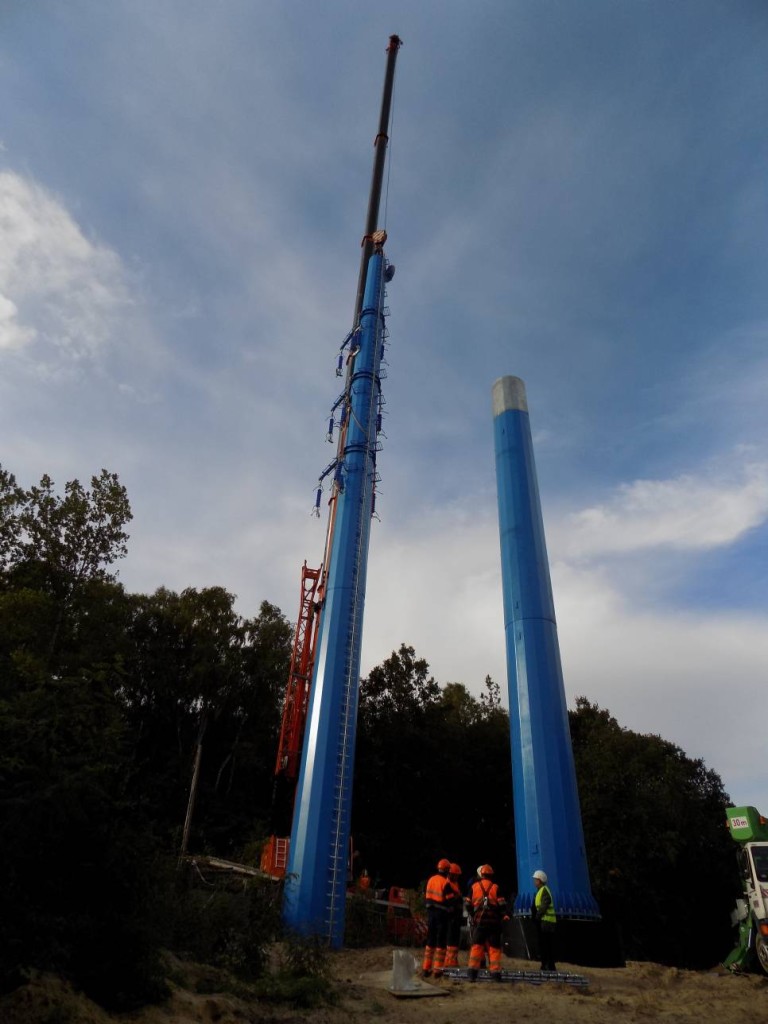 Żuraw samojezdny Demag AC120-1 o udźwigu 140 ton podczas montażu słupów energetycznych.