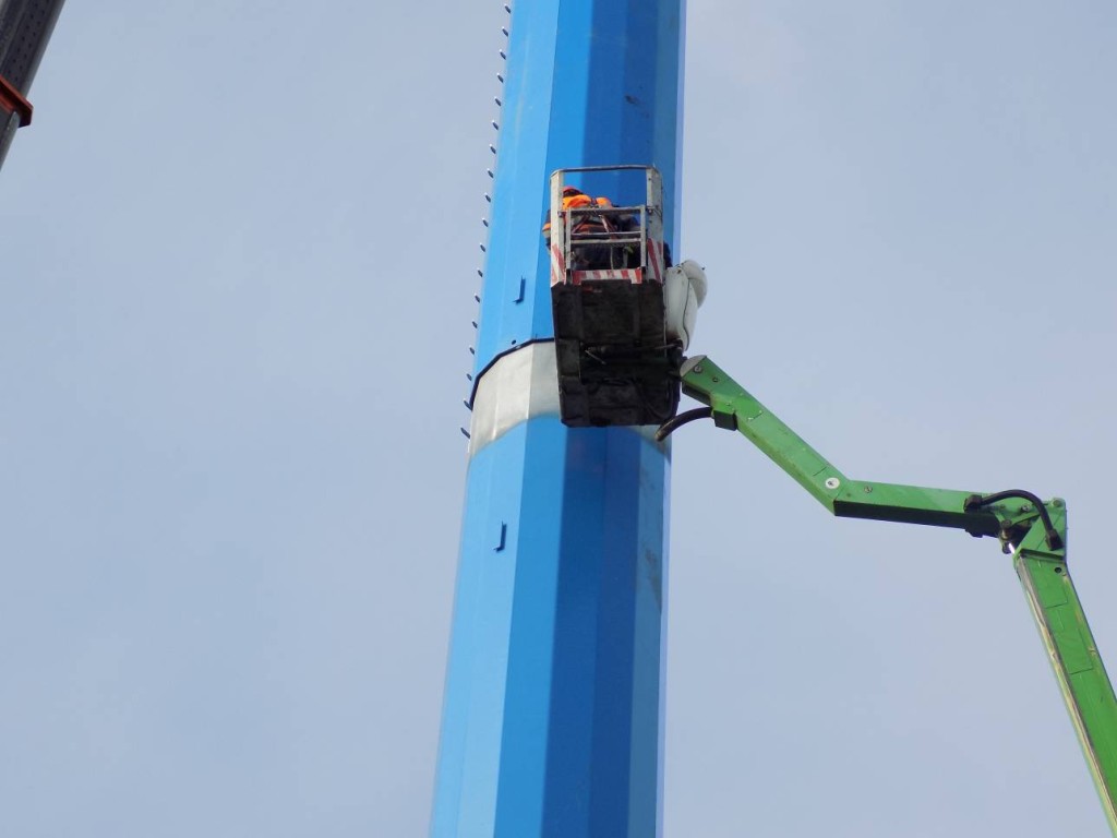 Żuraw samojezdny Demag AC120-1 o udźwigu 140 ton podczas montażu słupów energetycznych.