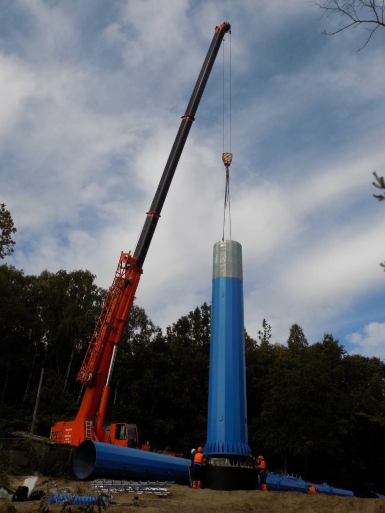Żuraw samojezdny Demag AC120-1 o udźwigu 140 ton podczas montażu słupów energetycznych.