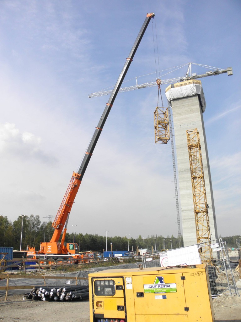 Montaż żurawia wieżowego - Żuraw samojezdny Demag AC120-1 o udźwigu 140 ton.