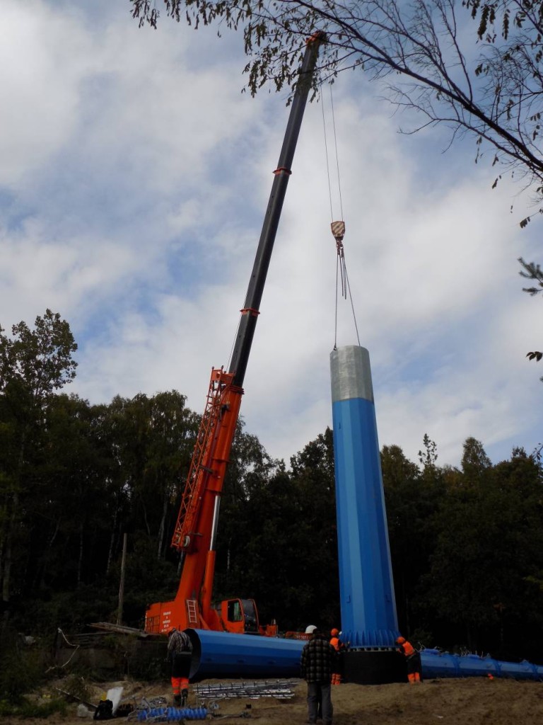 Żuraw samojezdny Demag AC120-1 o udźwigu 140 ton podczas montażu słupów energetycznych.