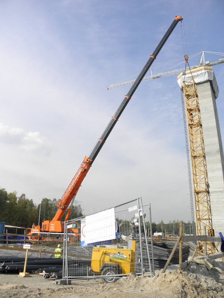 Montaż żurawia wieżowego - Żuraw samojezdny Demag AC120-1 o udźwigu 140 ton.