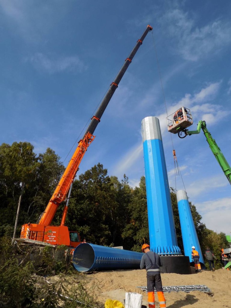 Żuraw samojezdny Demag AC120-1 o udźwigu 140 ton podczas montażu słupów energetycznych.