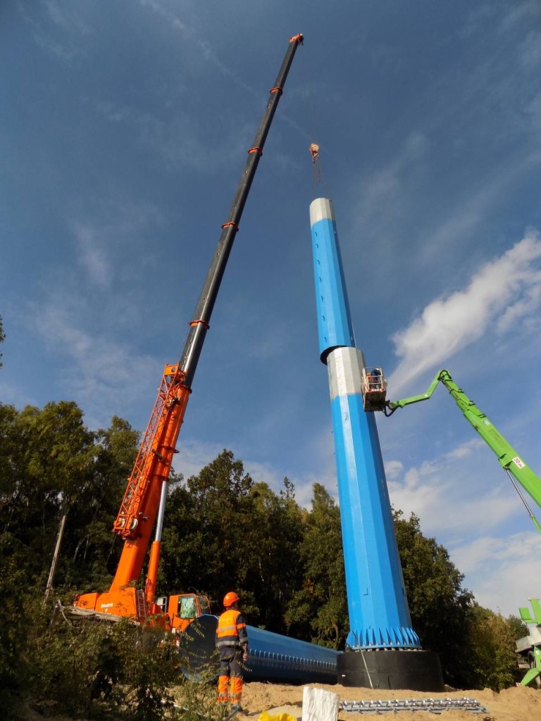 Żuraw samojezdny Demag AC120-1 o udźwigu 140 ton podczas montażu słupów energetycznych.