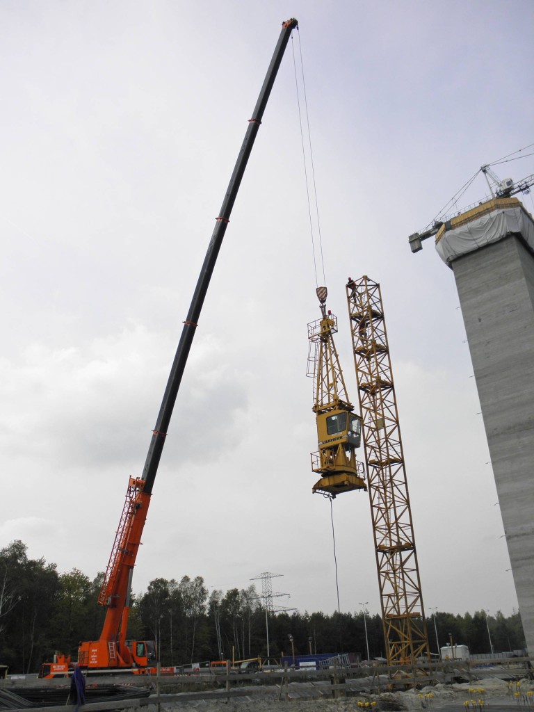 Montaż żurawia wieżowego - Żuraw samojezdny Demag AC120-1 o udźwigu 140 ton.
