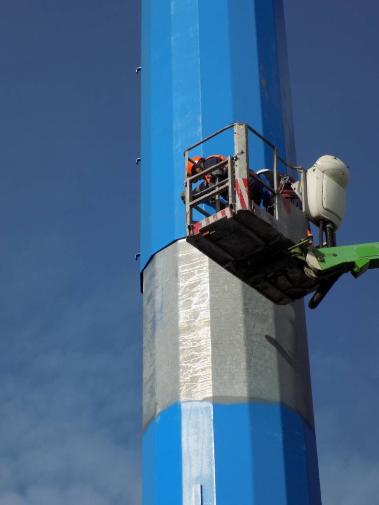 Żuraw samojezdny Demag AC120-1 o udźwigu 140 ton podczas montażu słupów energetycznych.
