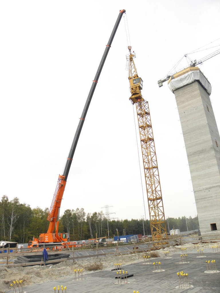 Montaż żurawia wieżowego - Żuraw samojezdny Demag AC120-1 o udźwigu 140 ton.