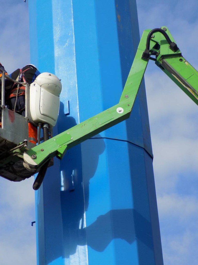 Żuraw samojezdny Demag AC120-1 o udźwigu 140 ton podczas montażu słupów energetycznych.