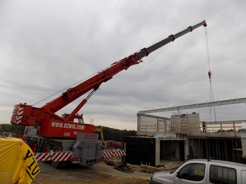 Budowa domu jednorodzinnego - żuraw samojezdny Liebherr LTM 1070/1 o udźwigu 70 ton.