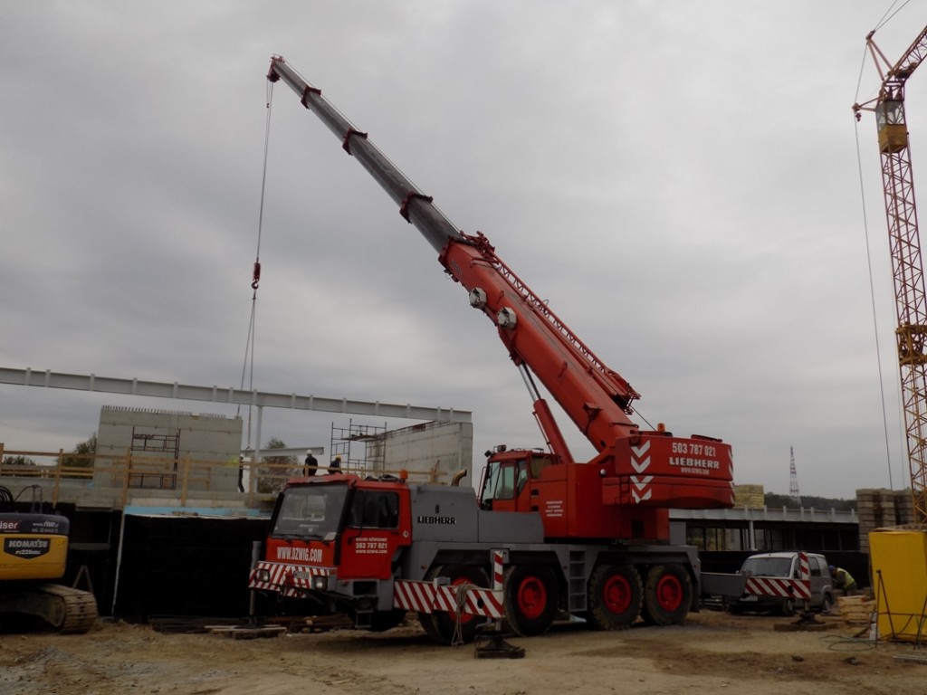 Budowa domu jednorodzinnego - żuraw samojezdny Liebherr LTM 1070/1 o udźwigu 70 ton.