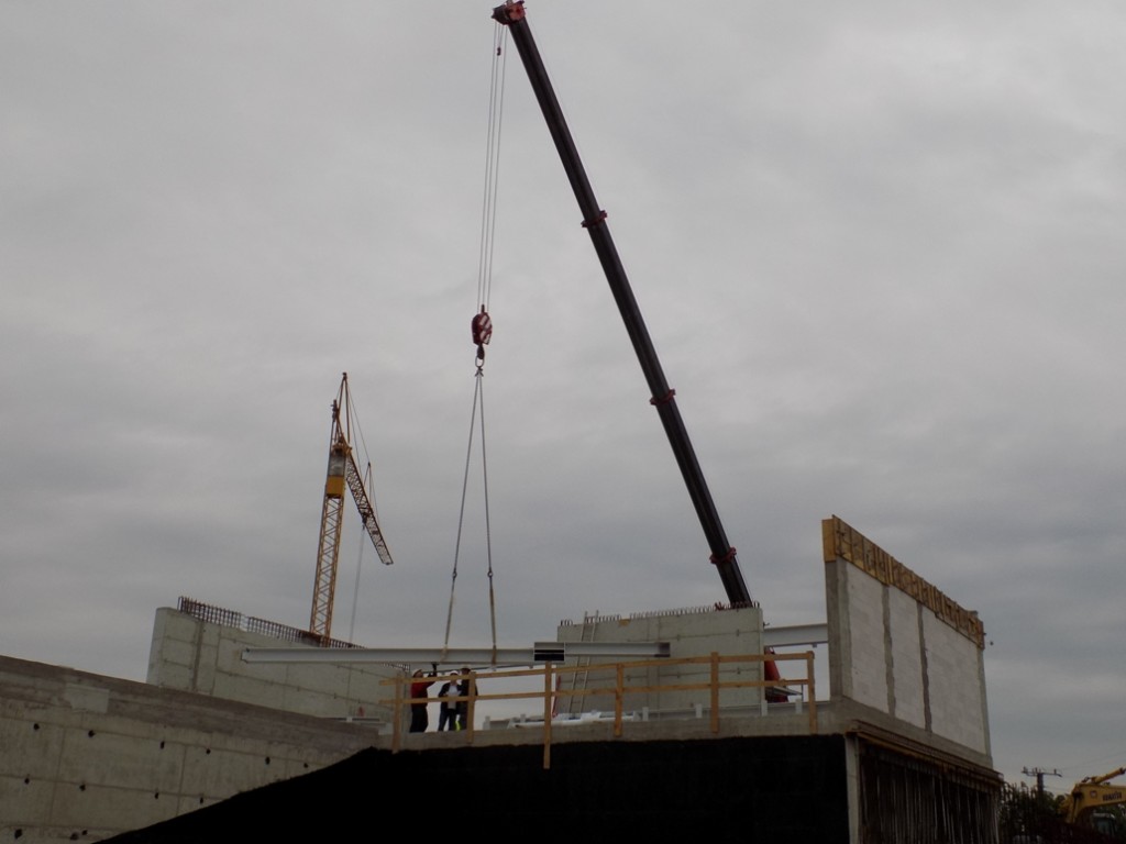 Budowa domu jednorodzinnego - żuraw samojezdny Liebherr LTM 1070/1 o udźwigu 70 ton.