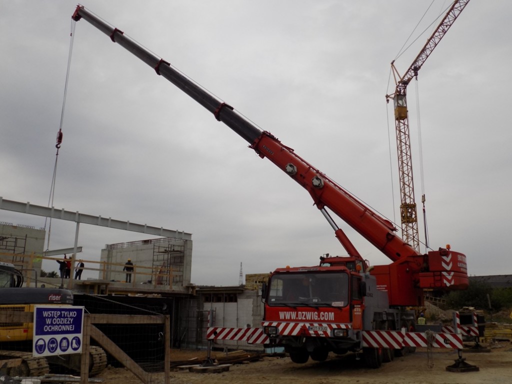 Budowa domu jednorodzinnego - żuraw samojezdny Liebherr LTM 1070/1 o udźwigu 70 ton.